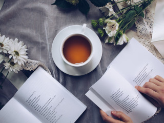 Citeste o carte intr-o cafenea