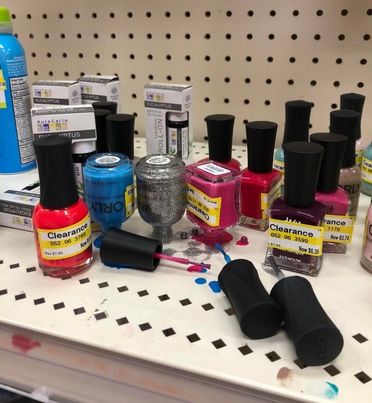 Sau care se dau cu lacurile de unghii si fac asta...