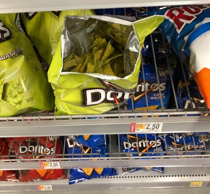 Un client care a vrut sa stie gustul chips-urilor inainte de a le cumpara