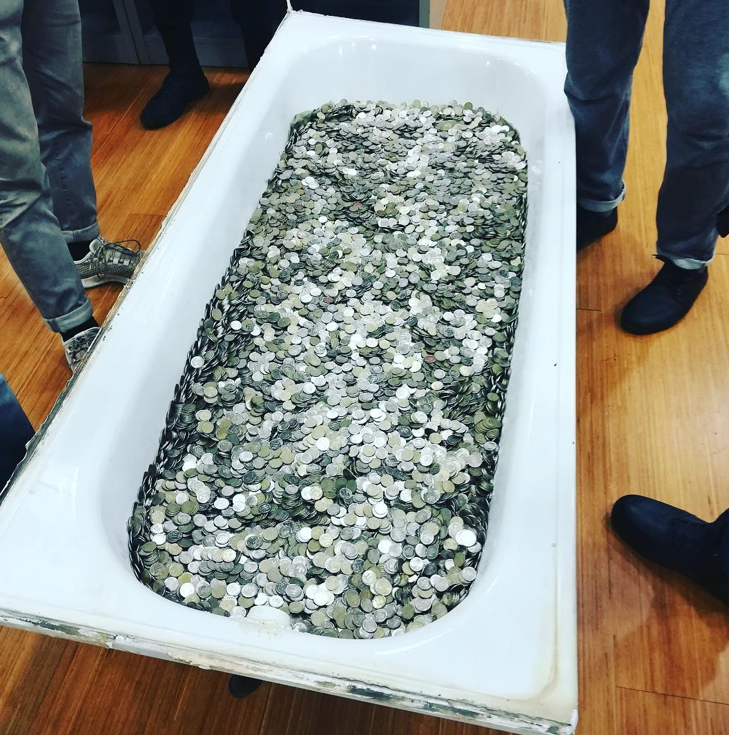 Un client a cumparat un iPhone XS cu o cada de monede. Vanzatorul a avut nevoie de doua ore pentru a numara banii