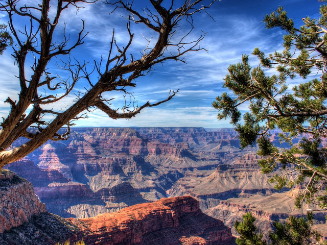 Pe teritoriul parcului se afla un canion lung, sinuos si adanc sapat de fluviul Colorado