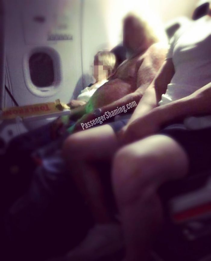 Un barbat care se crede pe plaja in avion