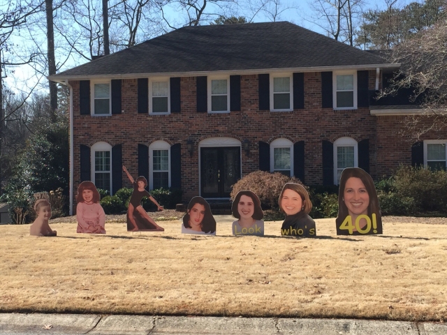 Cineva isi serbeaza ziua de nastere cu fast