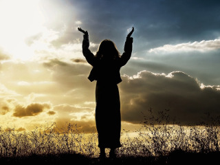 Mamele se roaga pentru norocul fetelor de maritat