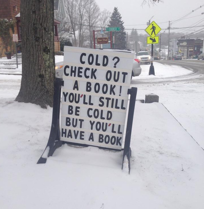 Anuntul unei librarii: "Frig? Vino si citeste o carte. Tot iti va fi frig, dar vei avea o carte"