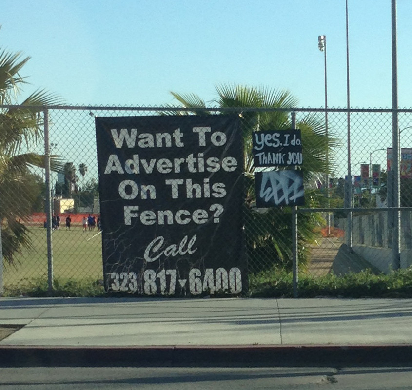 "Vreti sa puneti reclame pe acest gard?" Raspuns: "Da, vreau. Multumesc"