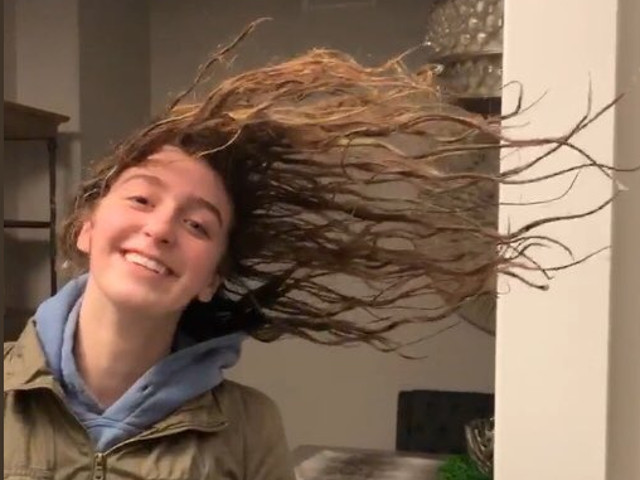 O tanara care a iesit afara cu parul ud s-a ales cu parul inghetat complet