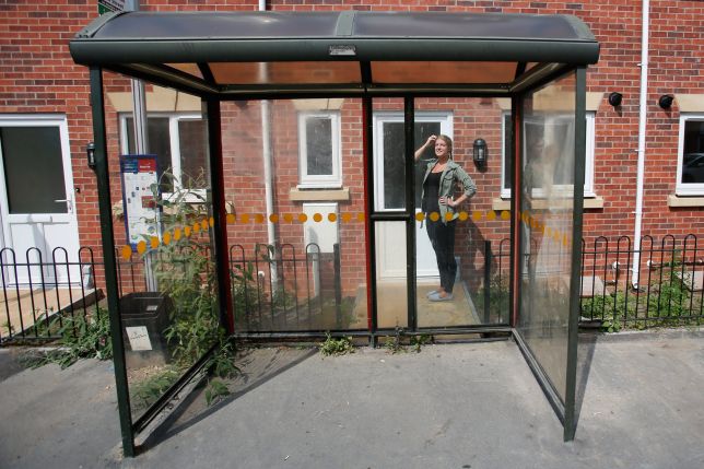 Cineva s-a gandit ca e o idee buna sa puna o statie de autobuz fix in fata unei case