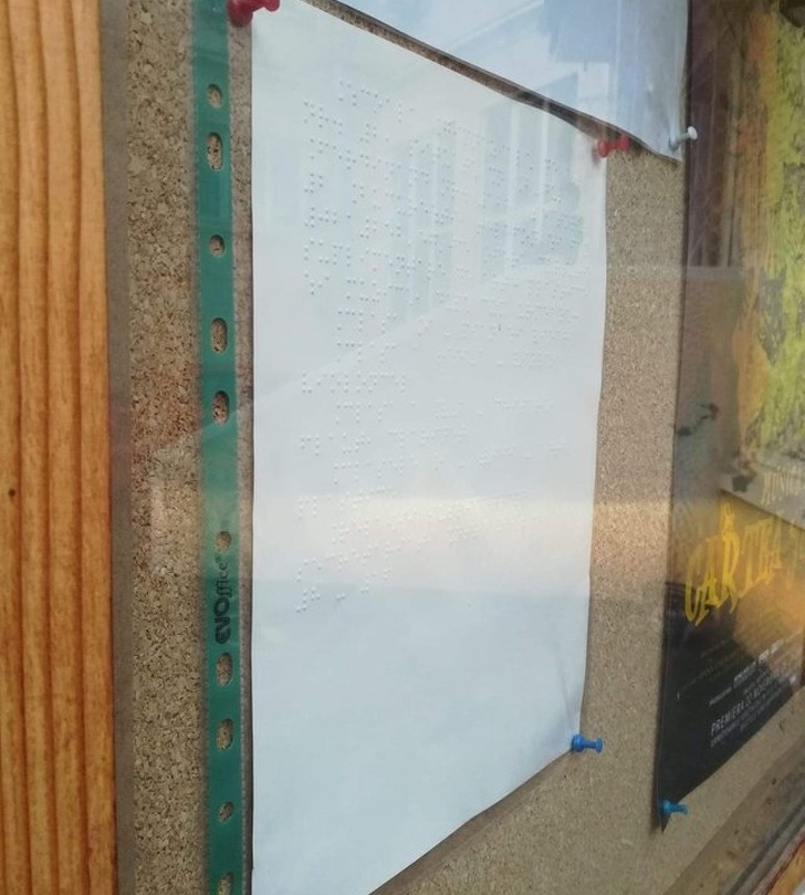 Un text in Braille "ascuns" dupa un geam