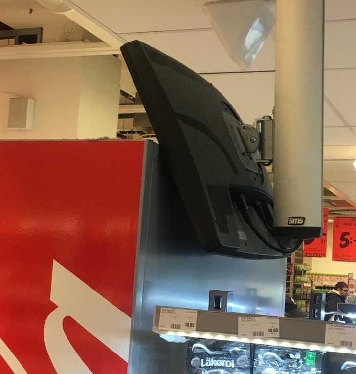 Cine s-a gandit sa puna asa un televizor?