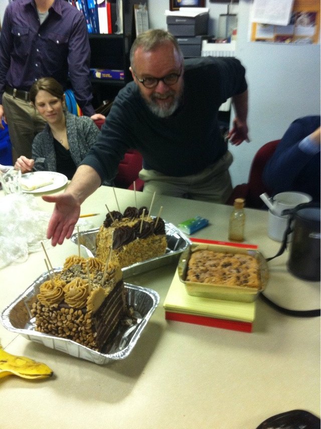 Primirea unui angajat de catre sef de ziua de nastere, in conditiile in care ambii sunt implicati intr-un concurs de slabit