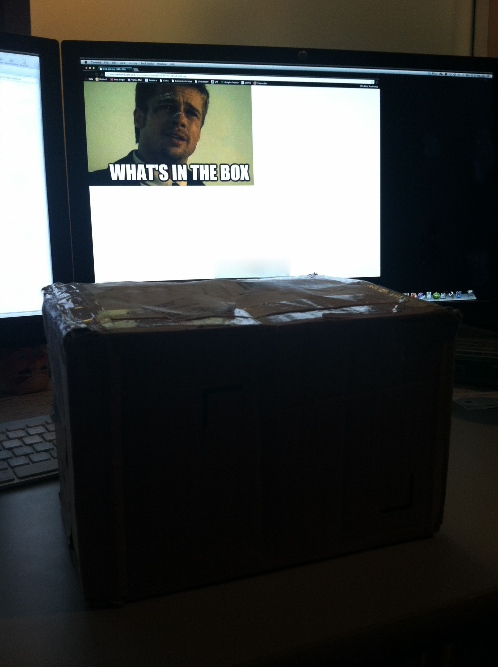 Gluma unui angajat, dupa ce seful a primit un pachet imediat ce a parasit incaperea