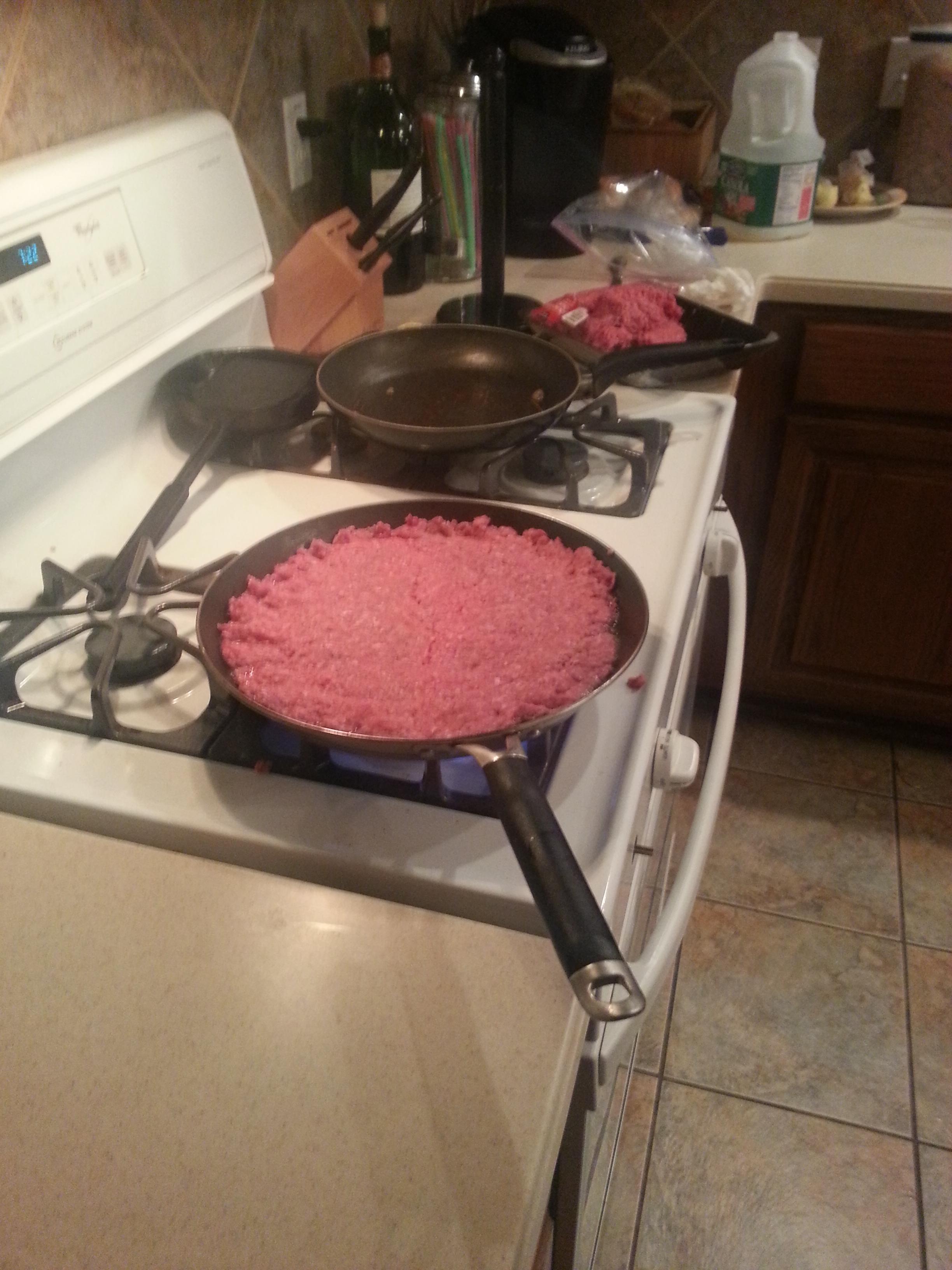 Modul inedit in care un barbat face burgeri