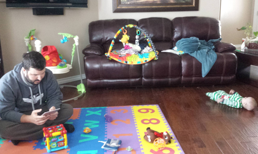 Un tata care este atent la ceea ce face copilul