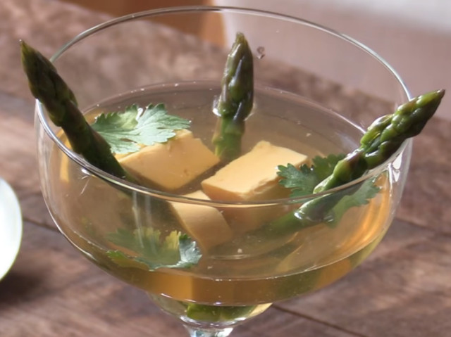 Consommé - o supa pe cat de gustoasa, pe atat de greu de facut