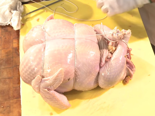 Turducken - curcan umplu cu carne de rata, umpluta la randul ei cu pui