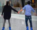 Plimbati-va de mana pe gheata, la patinoar