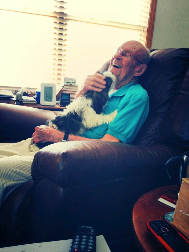 Bunicul, in varsta de 101 ani, si-a luat un nou animal de companie si se bucura din plin de prezenta lui