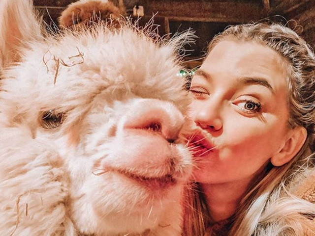 Ii place sa stea la poze