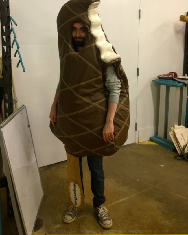 Un costum cumparat de la reduceri care va amuza multe persoane