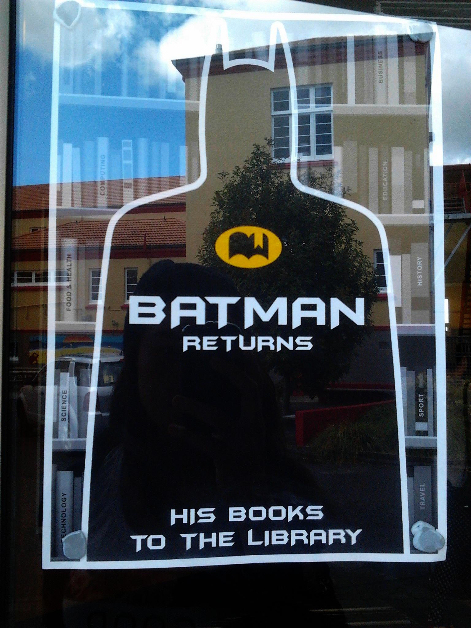 "Batman se intoarce. Cartile sale - in librarie"