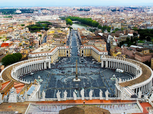 Piata realizata de unul dintre cei mai mari artisti si arhitecti ai barocului: Gian Lorenzo Bernini