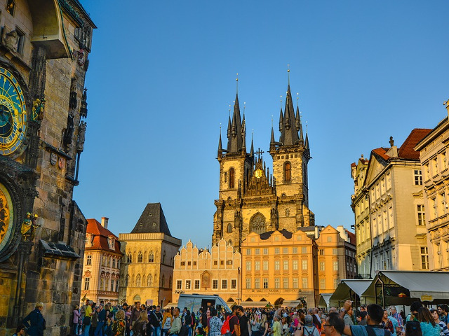 Piata unde pot fi admirate mai multe cladiri construite in diferite stiluri arhitecturale