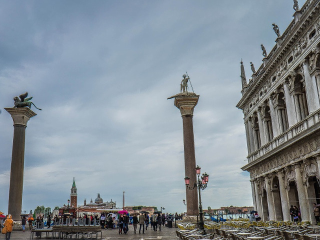 Piata ce este delimitata in partea de sud de doua coloane, aduse in 1170: una are in varf Leul Sfantului Marcu, iar cealalta statuia Sf. Teodor