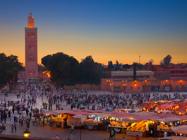 Piata ce atrage mii de vizitatori pe zi pentru bucataria locala sau pentru admirarea imblanzitorilor de serpi si a dresorilor de maimute