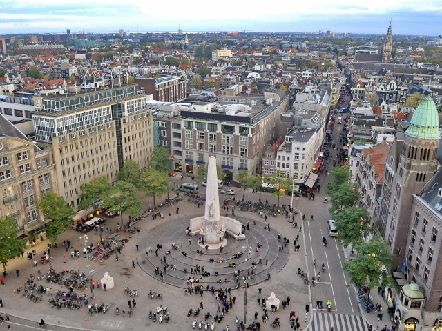Pont: Pe partea de vest a pietei se afla cladirea neoclasica a Palatului Regal