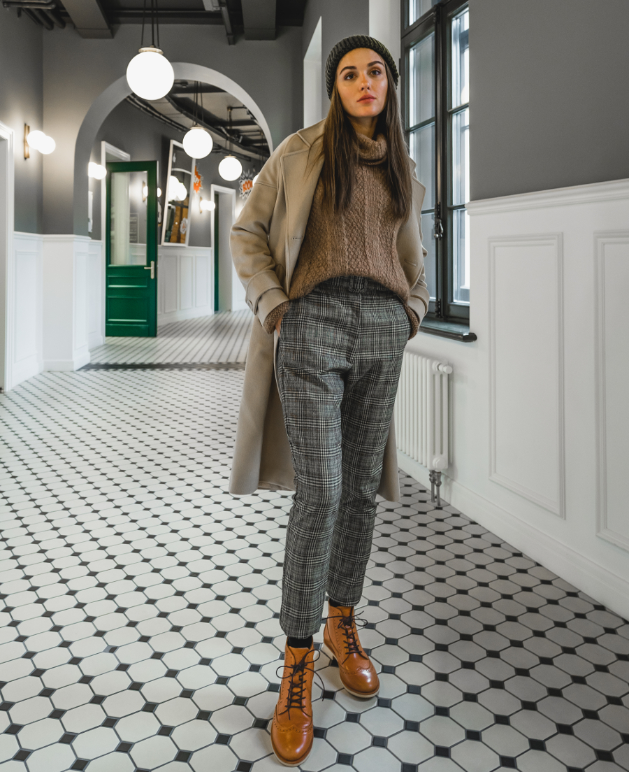 Pulover pe gat, pantaloni drepti si ghete