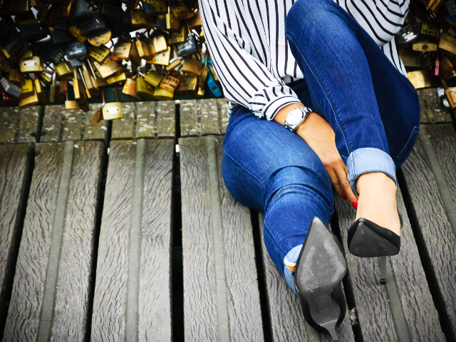 Camasa alba, blugi skinny si pantofi cu varful ascutit