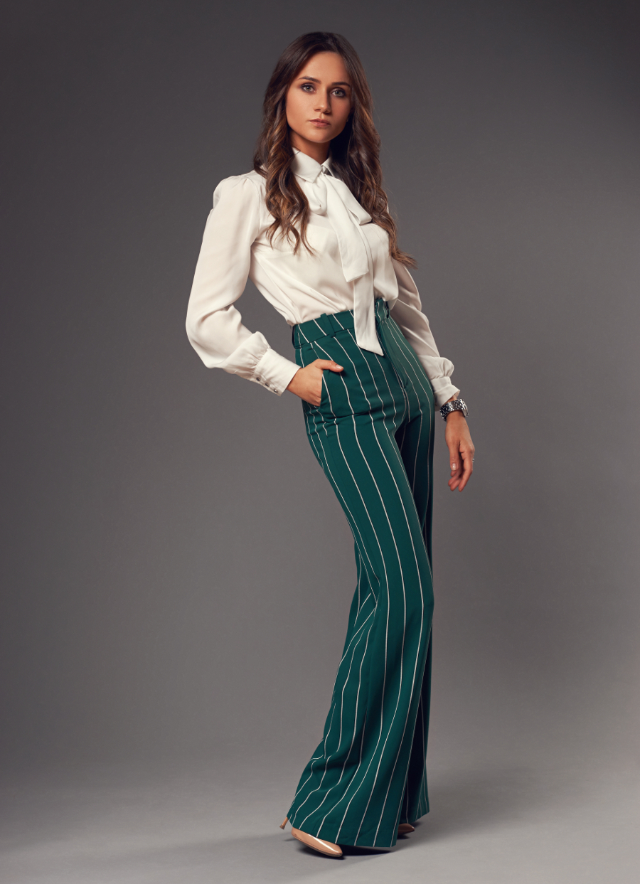 Pantaloni largi cu o camasa alba