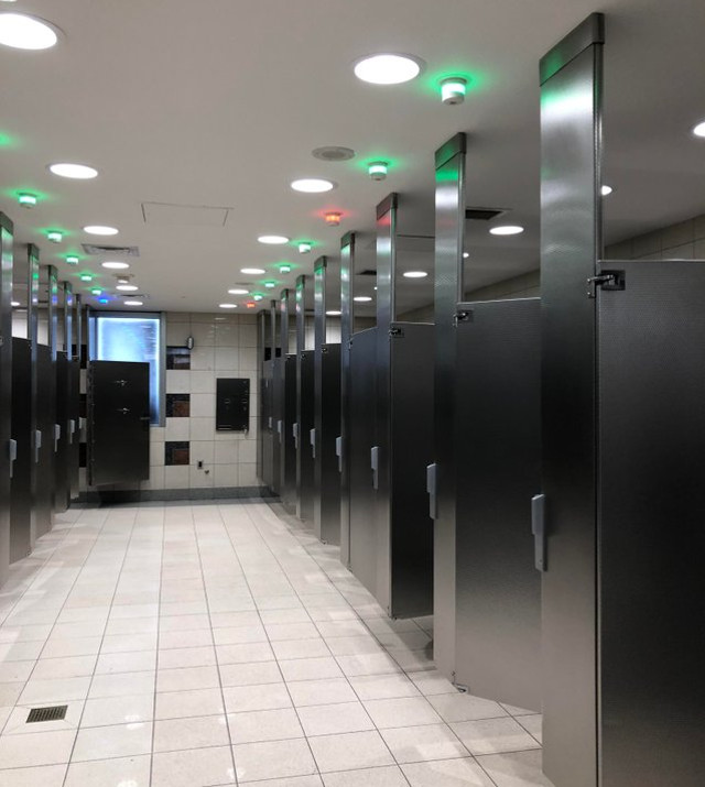 Baile din aeroportul din Atlanta au lumini rosu-verde, pentru a indica daca sunt ocupate sau nu