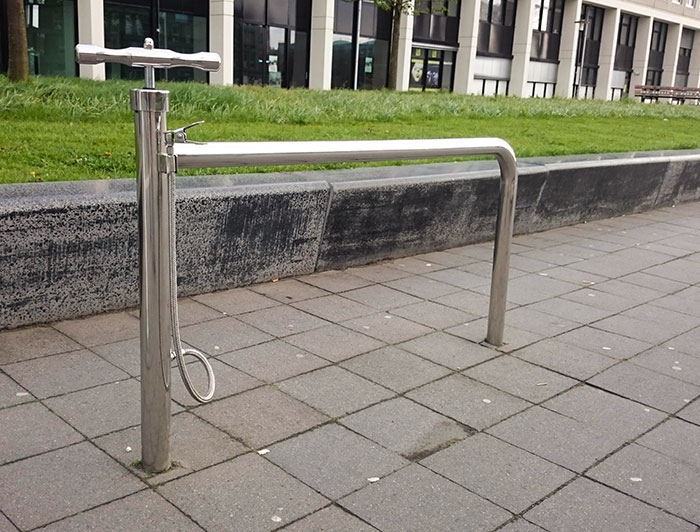 O statie de biciclete care are si pompa pentru umflat roti, in Olanda