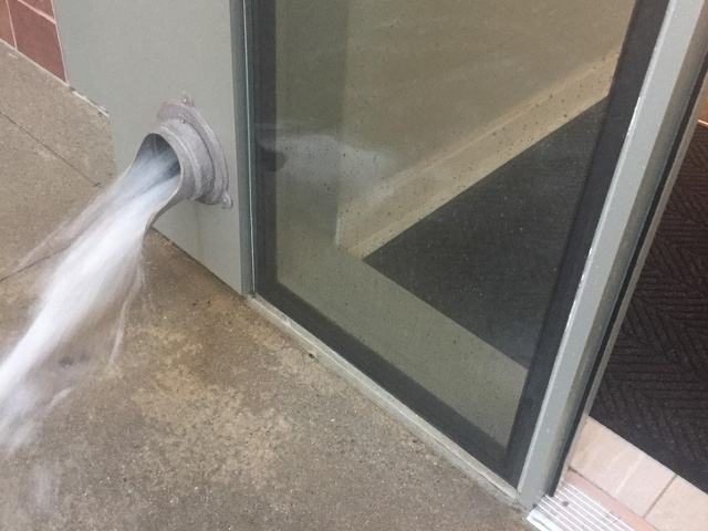 Teava de scurgere este pusa exact langa usa de la intrare