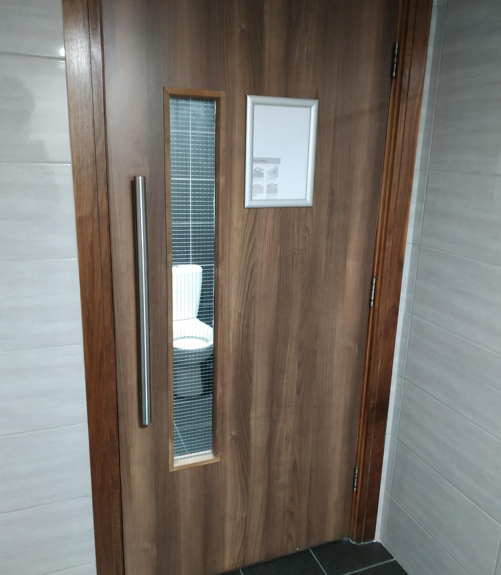 Geamul de la baie ar fi trebuit sa fie opac