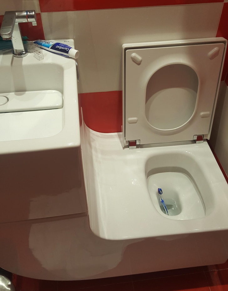 WC-ul este legat de chiuveta printr-o "curba" ce duce la astfel de dezastre