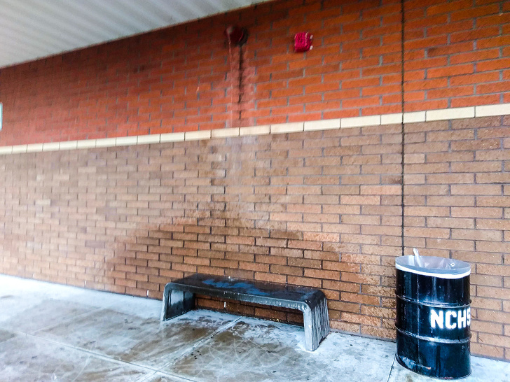 Teava de scurgere pusa langa banca