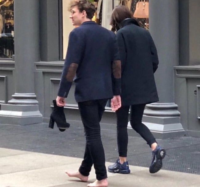 Un tanar s-a descaltat si i-a dat incaltamintea sa iubitei, pentru ca pe aceasta o bateau cizmele ei