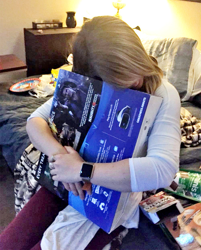 O tanara careia i-a fost furat PS4 - ul a primit cadou unul nou de la iubitul ei