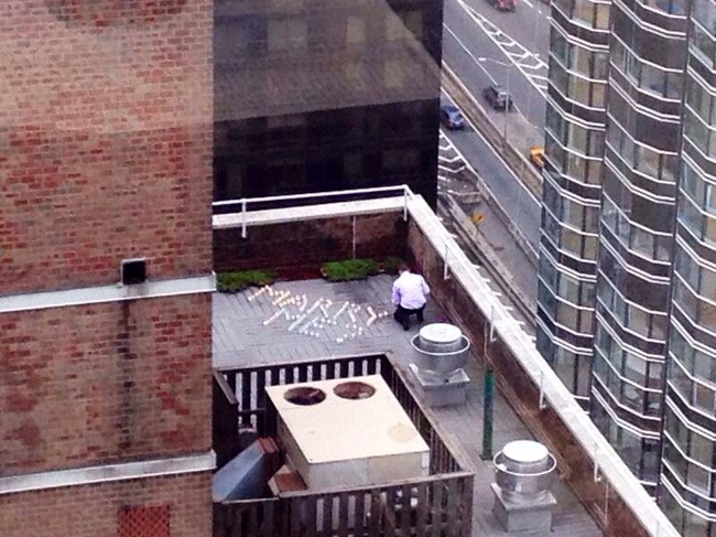 Un barbat din New York "monteaza" scena cererii in casatorie