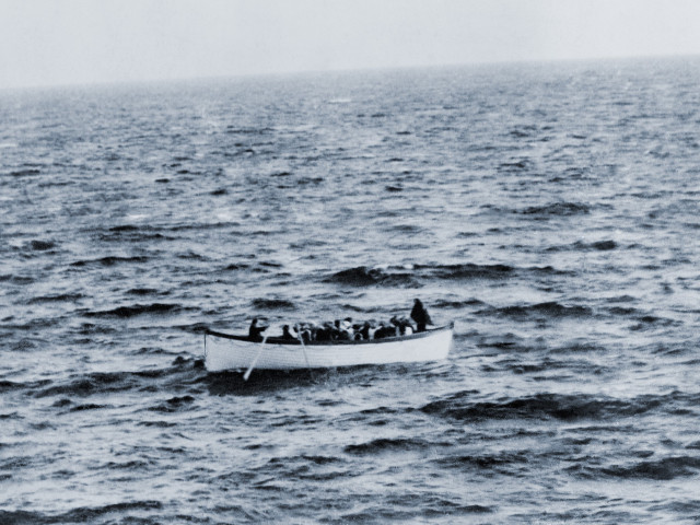 Una dintre barcile de salvare de pe Titanic vazute in dimineata zilei de 15 aprilie 1912