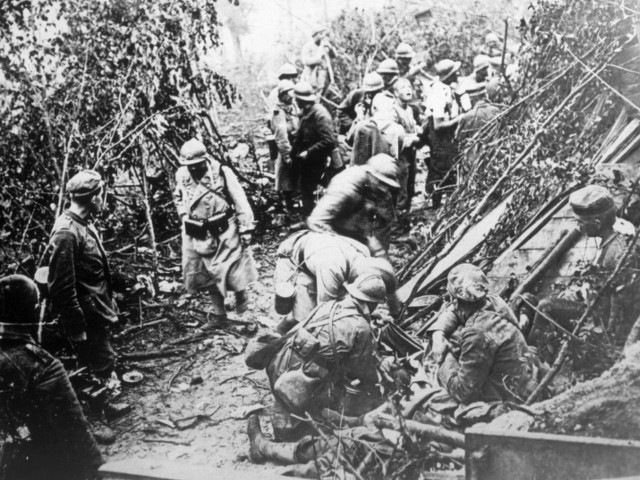 Batalia de la Marne: soldatii francezi acorda prim ajutor oponentilor germani raniti, 1918