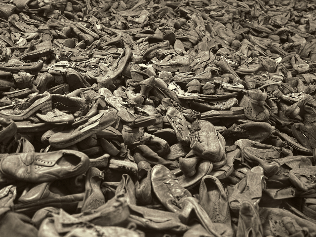 Pantofi ai evreilor care au ajuns in lagarul de concentrare Auschwitz