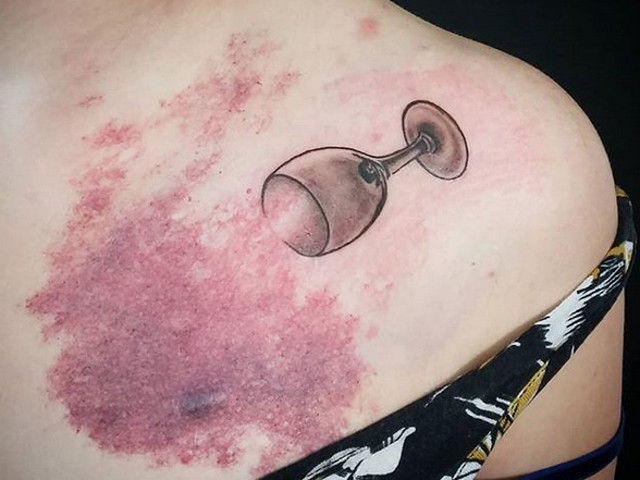 Un pahar de vin care s-a varsat