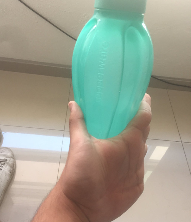 O persoana care poate tine obiecte cu mana intoarsa in exterior