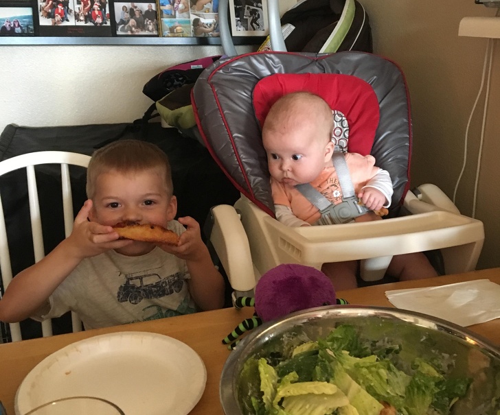 "Poate daca ma uit asa la pizza, o sa imi dea si mie!"