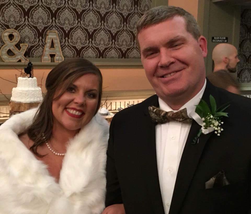 "Am intalnit-o pe sotia mea pe Tinder acum 3 ani. Ne-am casatorit ieri. Cea mai fericita zi din viata mea! Cu siguranta mi-am descoperit jumatate. Nu m-am gandit niciodata sa spun aceste cuvinte: "Multumesc Tinder."