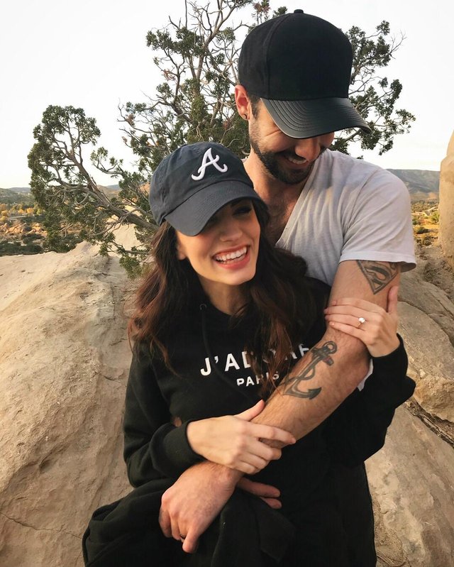 "Ne-am intalnit acum 9 ani si apoi am mers la prima intalnire. El a luptat cu o dependenta de heroina de 6 ani,  inchisoare si dezintoxicare.Am trecut prin anxietate extrema, depresie si 2 relatii toxice. Anul acesta ne-am reintalnit si in ajunul Craciunu